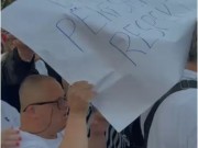 VIDEO-LAJM/ Momenti prekës nga protesta e mijëra shqiptarëve para Kryeministrisë, fëmijët me aftësi të kufizuara i bashkohen sheshit!