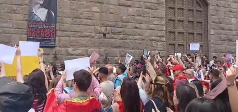 Shqiptarët protestojnë edhe në Firence të Italisë  vala e Diasporës nuk ndalet  Kërkohet dorëheqja e Ramës dhe qeverisë
