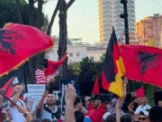 VIDEO/ Mijëra shqiptarë mbushin bulevardin në ditën e 13-të, në shesh edhe flamujt e SHBA-ve dhe Gjermanisë!