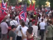 VIDEO/ Revolta qytetare para kryeministrisë, flamujve gjermanë dhe amerikanë i bashkohet edhe i Britanisë së Madhe!