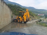 FOTO/ Shembje masive dherash në rrugën Gramsh-Moglicë, bllokohet lëvizja në një aks të saj!