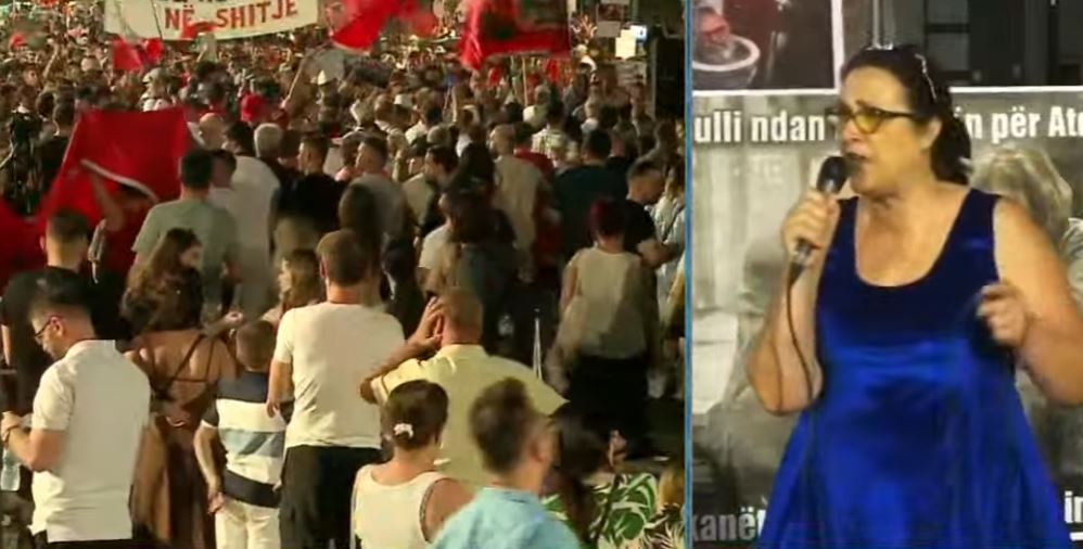 Protestuesja denoncon skandalin  Makinat e shqiptarëve të diasporës u gjobitën në kufi  Nuk i lanë të iknin pa paguar gjobat maksimale  nga 125 mijë lek deri në 450 mijë   