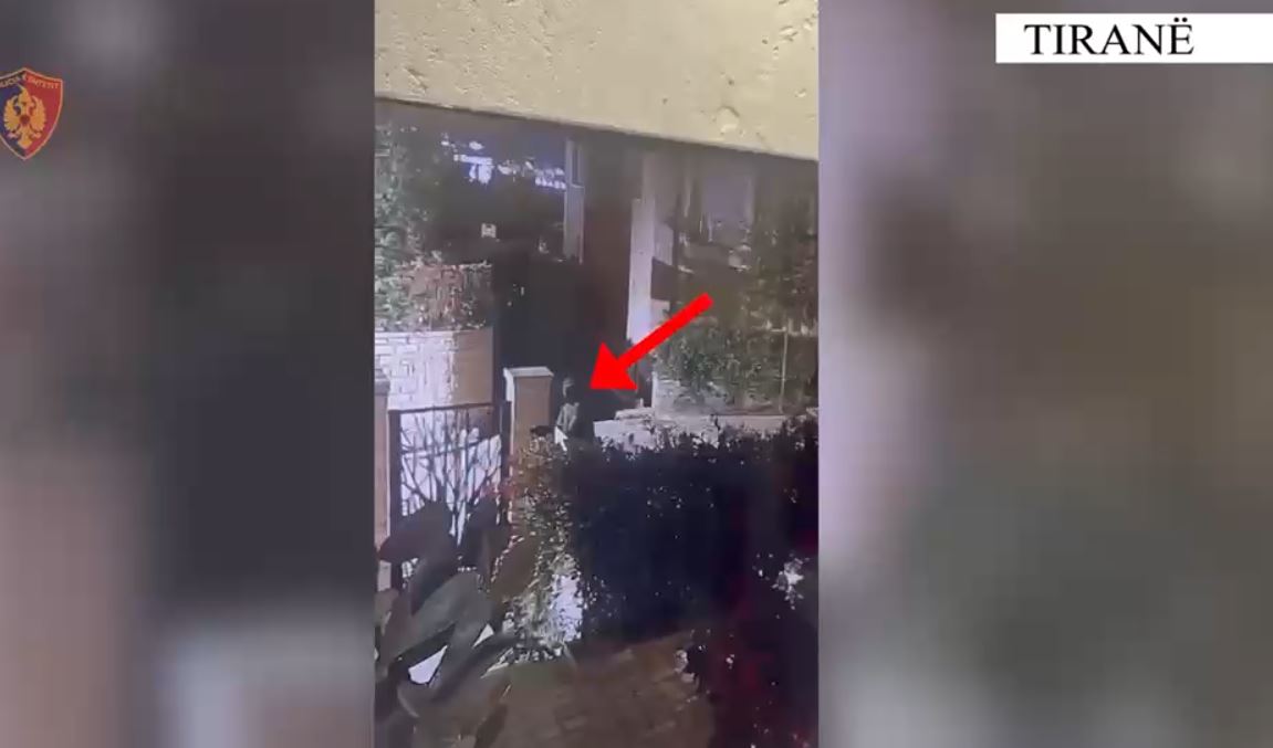 Kapet në flagrancë 53 vjeçari që po përgatitej të vidhte një banesë në Farkë  i gjenden armë dhe mjete për vjedhje