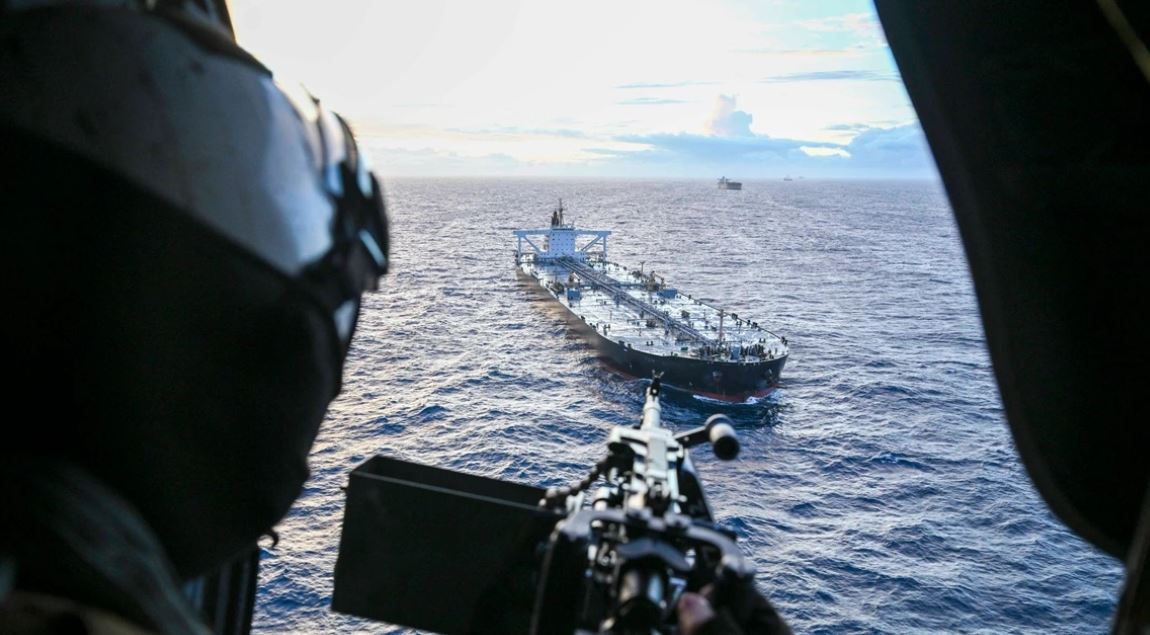 Teherani njofton se goditi me dronë dhe raketa paralajmëruese anijet amerikane në  Gjirin e Omanit  