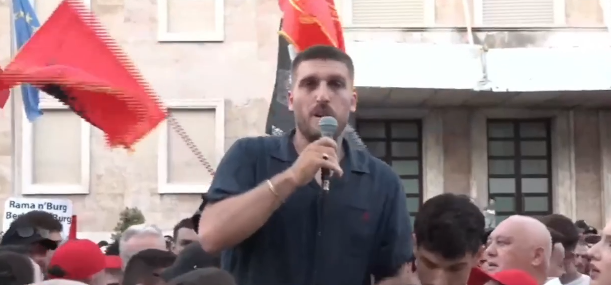 Qytetari shpërthen në protestë  U prish teatri  ku janë fshehur artistët  me Neritan Liçaj dhe Robert Ndrenika  Rama dhe Berisha të hapin krahun 