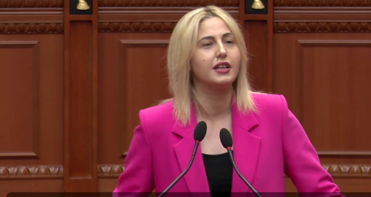  Mijëra kërkojnë dorëheqjen e Edi Ramës   Zhupa socialistëve  Shihni me syzet e realitetit  Përgjigjuni qytetarëve nëse besoni se mandatet tuaja vijnë nga votat e tyre