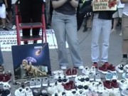 VIDEO/ Gjetja befasuese e protestuesve, aktivistja: Nga një palë këpucë për çdo të larguar! T’i kthejmë dinjitetin Shqipërisë