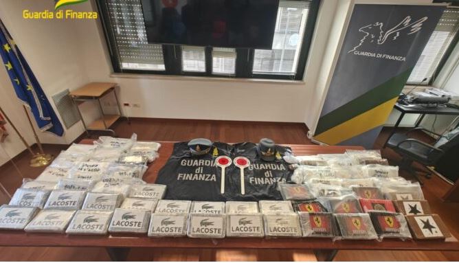 Nga Italia e Shqipëria deri në Dubai  karteli shqiptar trafikoi 200 kg kokainë  Bosi përdorte gruan e fëmijën për kamuflim  kriptofonë e mesazhe të koduara  DETAJET 
