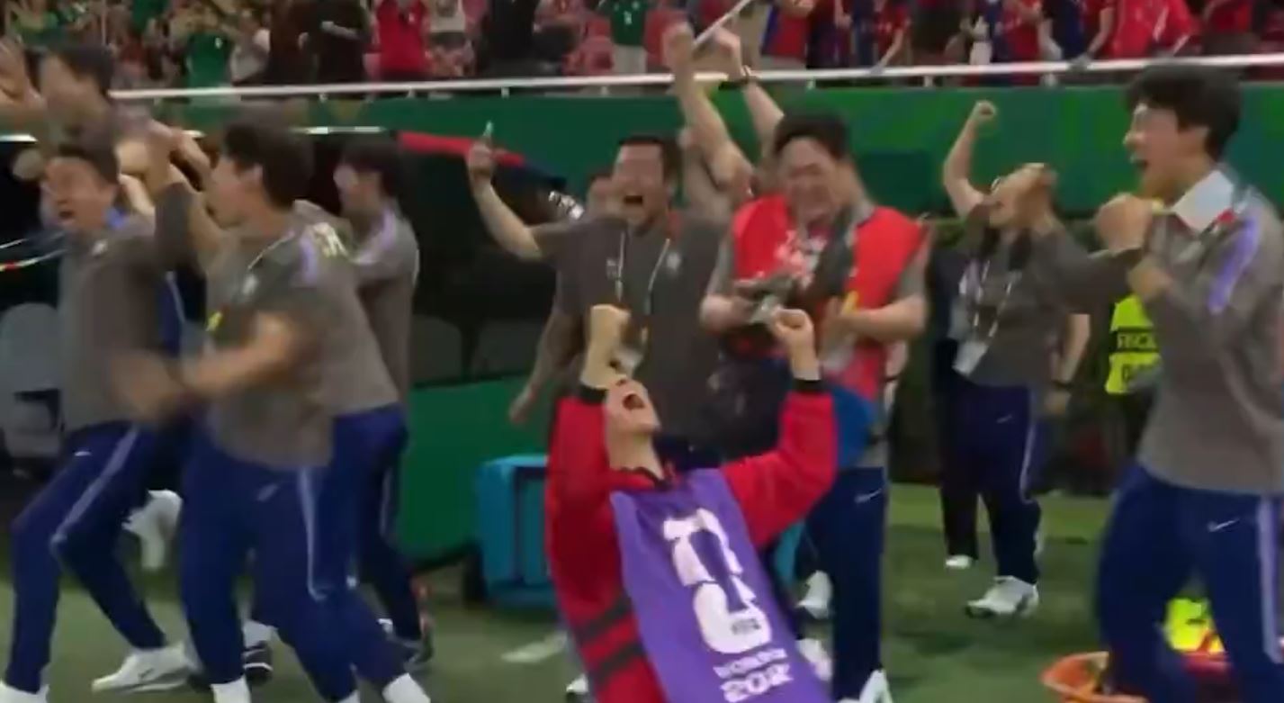 video-koreja-e-jugut-i-jep-fund-pritjes-16-vjecare-futbollistet-shperthejne-ne-lot-pas-fitores-ne-ndeshjen-hapese-te-boterorit