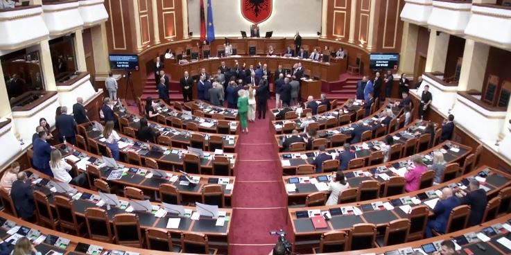  Turpin mos ma trego mua  mos më drejto gishtin    Rinis me tensione Kuvendi  opozita bllokon përsëri foltoren  Peleshi e ndërpret për 15 minuta  DEBATET 
