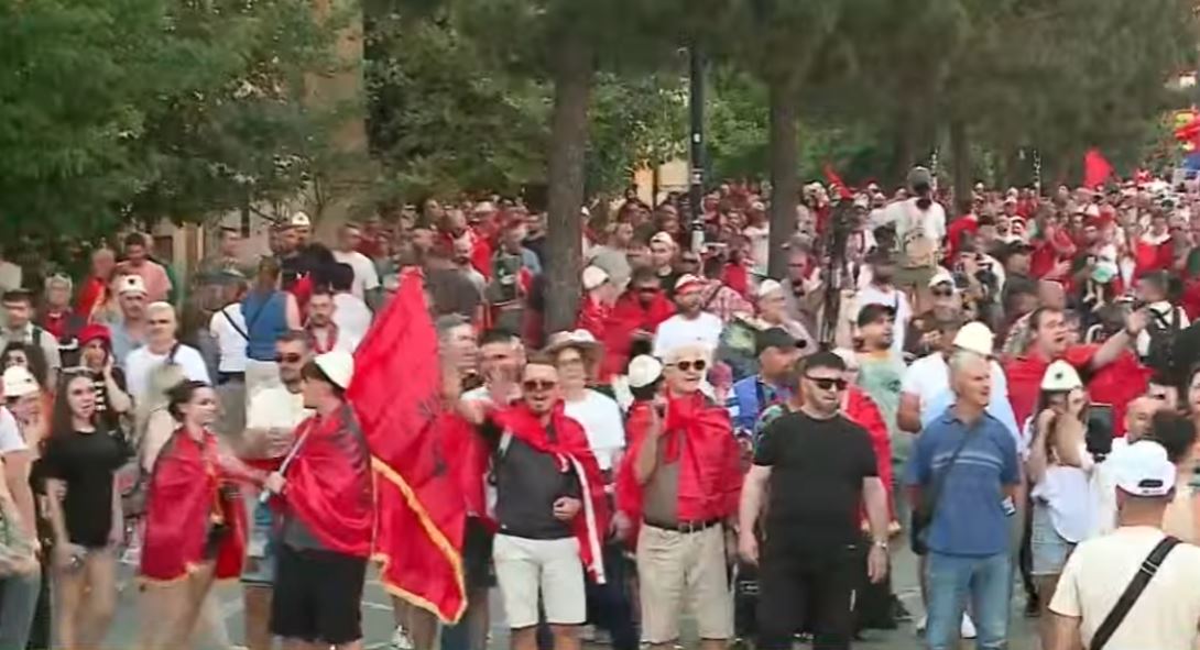 live-nis-protesta-e-23-te-radhazi-per-doreheqjen-e-kryeministrit-rama-qytetaret-mblidhen-ne-sheshin-skenderbej