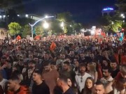 “Revolucion”- Mijëra qytetarë marshojnë masivisht në rrugët e Tiranës: Rama në burg, Berisha në burg! Ju erdhi fund
