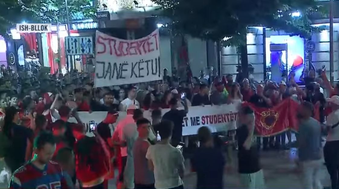 Dita e 16 të kundër qeverisë  protestuesit  mësyjnë  ish bllokun  Rama jepe dorëheqjen