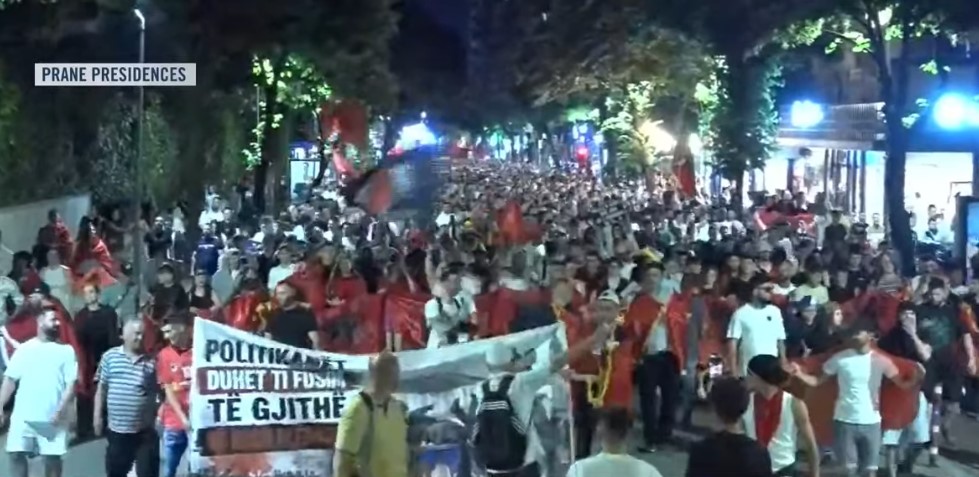VIDEO  Nga Kryeministria në  21 Dhjetor  dhe stadiumi  Dinamo   mijëra qytetarë në marshim rrugëve të Tiranës  Protestuesit rikthehen drejt zyrës së Ramës