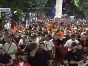 Vargu kilometrik, protestuesit nuk ndalen, bllokojnë rrugën e Durrësit: Çohuni nga kafja! Bashkohuni me ne