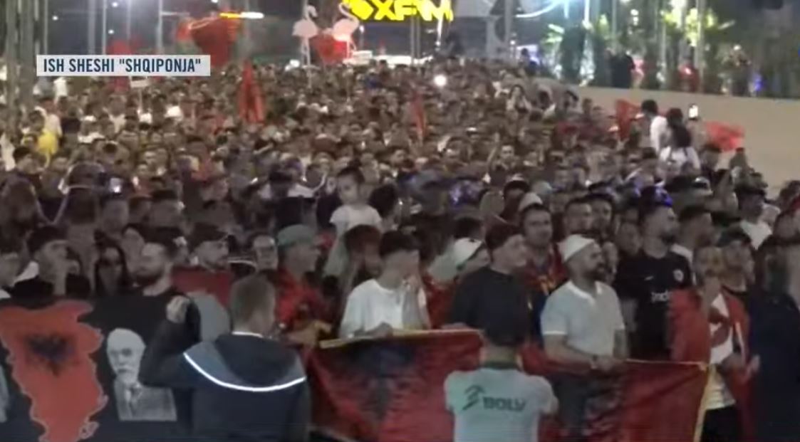  Rama jepe dorëheqjen   Protestuesit nuk ndalin marshimin  pas Laprakës shkojnë te ish sheshi Shqiponja  Revolucion
