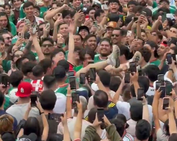 video-nuk-u-lejuan-me-alkol-ne-stadium-tifozet-e-korese-perfundojne-duke-festuar-fitoren-e-meksikes