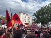 VIDEO/ Paralel me Tiranën, shqiptarët në Mynih ngrihen në protestë dhe i bashkohen thirrjeve: Rama jepe dorëheqjen!