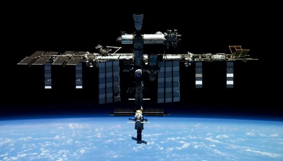 Alarm në Stacionin Ndërkombëtar Hapësinor  NASA urdhëron astronautët të strehohen në kapsulën  SpaceX  pas rrjedhjeve të ajrit