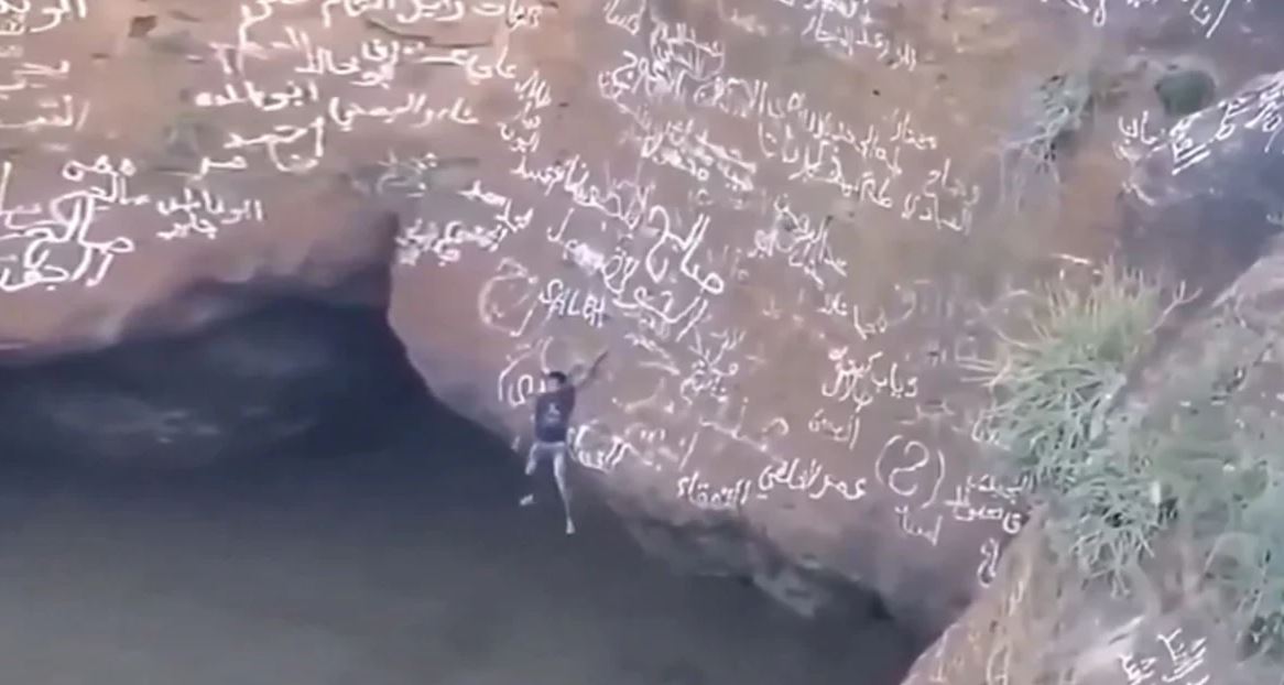 video-vdekje-tragjike-per-njeriun-merimange-momenti-trondites-kur-bie-ne-kraterin-120-metra-ndersa-ngjitej-pa-pajisje-sigurie