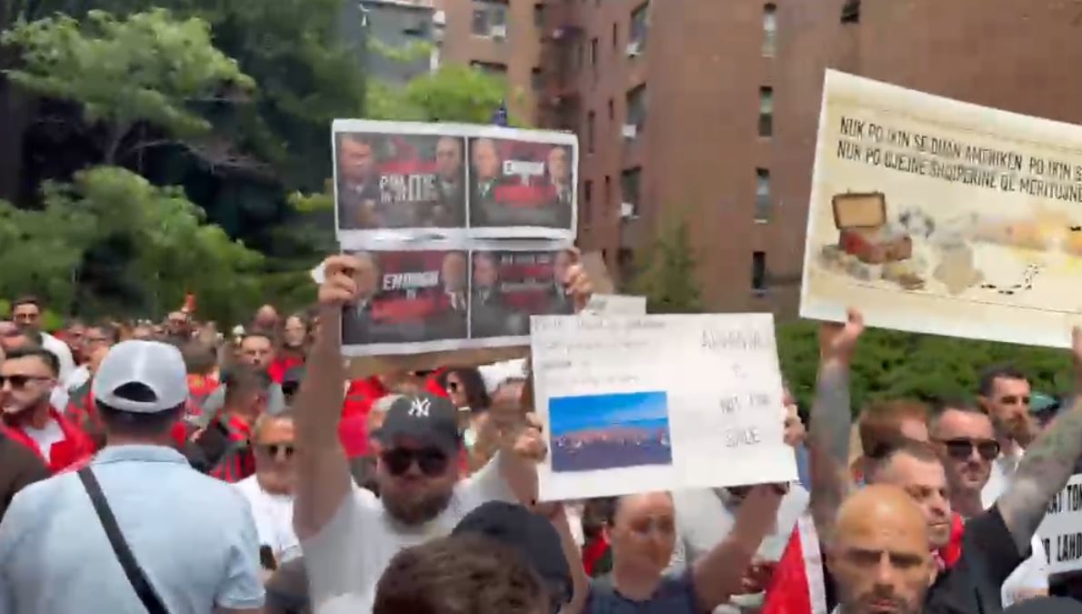 FOTO   Diaspora kundër sistemit   Protestë e madhe e shqiptarëve edhe në Nju Jork të SHBA ve  Rama në burg  Berisha në Burg 
