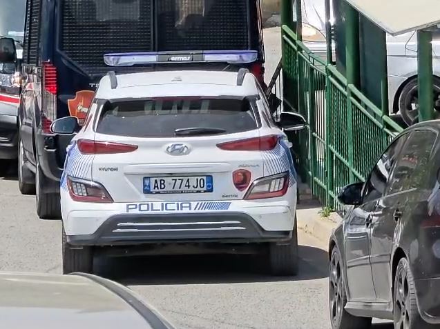 Vrasja me armë zjarri në Kamëz  identifkohet autori   Konflikti nisi në kalçeto  EMRI 