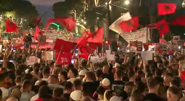 VËZHGIMI  Ndryshe nga tubimet politike  protesta qytetare zgjerohet çdo orë  Thirrje masive   Rama jep dorëheqje 