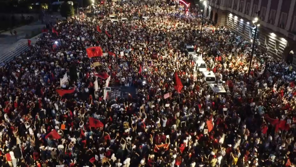 VIDEO  Tirana  pushtohet  nga mijëra qytetarë  pamje mbresëlënëse me dron nga protesta kundër qeverisë Rama