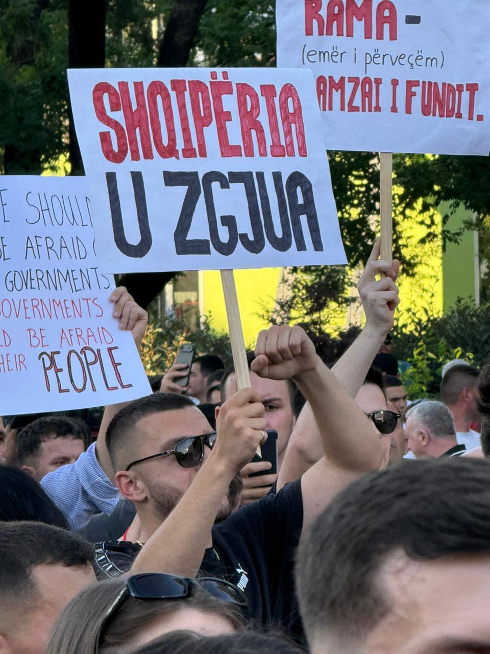 FOTOLAJM/ “Shqipëria u zgjua!”- Pankartat “pikante