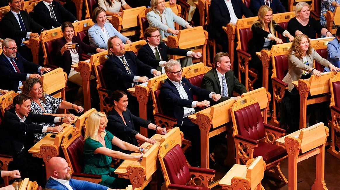 VIDEO  Ethet e Kupës së Botës  deputetët e Norvegjisë japin spektakël në Parlament  e transformojnë në një varkë Vikingësh dhe  vozisin   Shikoni pamjet