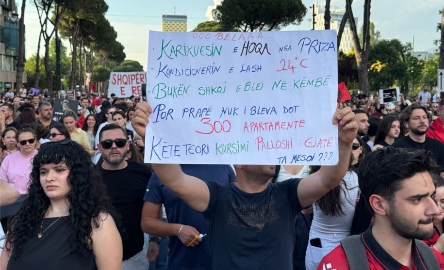 Qytetarët kërkojnë dorëheqjen e Ramës  ironizojnë Ballukun  Karikuesin e hoqa nga priza  por nuk bleva dot 300 apartamente si Belinda