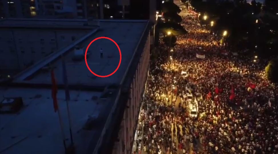 Pamjet nga droni  Shikoni sa protestues janë para Kryeministrisë   patronazhisti  i monitoron nga tarraca Kuvendit