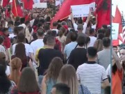 VIDEO/ “Na përzuri ky palaçua këtu”- Pensionisti akuza kryeministrit dhe apel pensionistëve: Turp t’ju vijë, merrni 100 mijë lekë dhe rrini kafeneve! Mblidhni kanaçe në kazanë