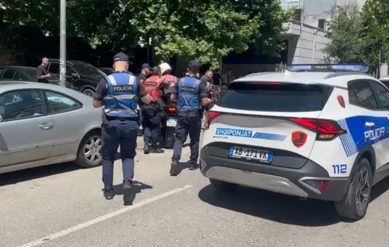 VIDEO  Përplasja fizike në kafazin e xhamit  momenti kur forca të shumta policie mbërrijnë në GJKKO  Kush janë personat që u përfshinë në sherr gjatë seanca për vrasjen e   
