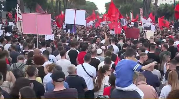  Horra e spurdhjakë të korrupsionit   Pedagogu Lush Susaj poezi për protestën  Po shkulen rrënjët sorrosiane  nënat e Shqipërisë firmosën rrëzimin e diktaturës së ndyrë 