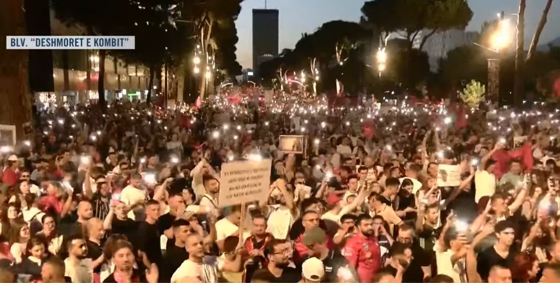 VIDEO  Protesta më e madhe e mbledhur ndonjëherë kundër qeverisë Rama  qytetarët nisin marshimin rrugëve të Tiranës  Jepe dorëheqjen  Nesër më shumë