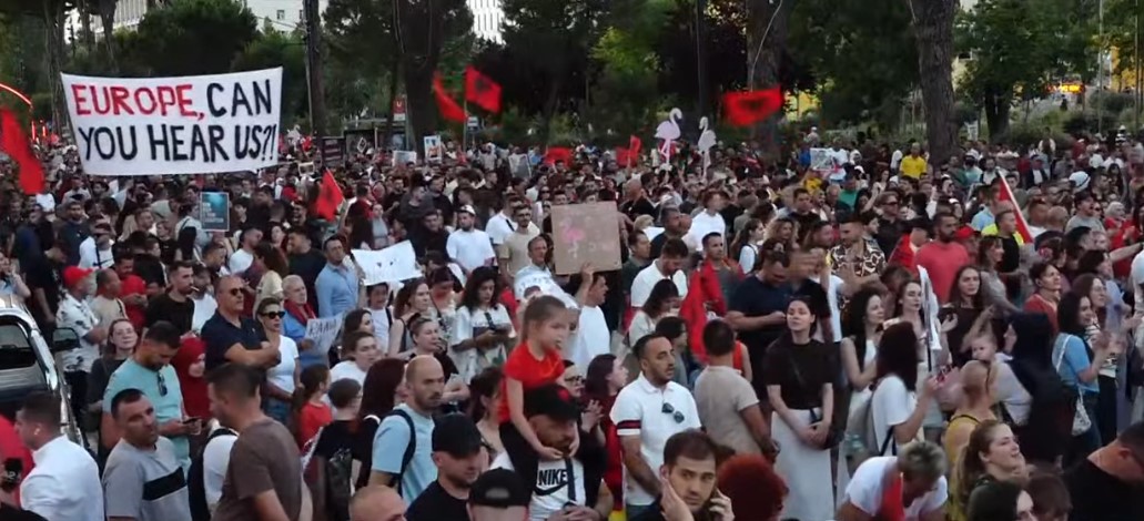  Nuk ndalem deri sa Edi Rama të japë dorëheqjen     Protestuesja  Nuk intimidohemi nga telefonatat kërcënuese dhe patronazhistët  Frika ka vdekur