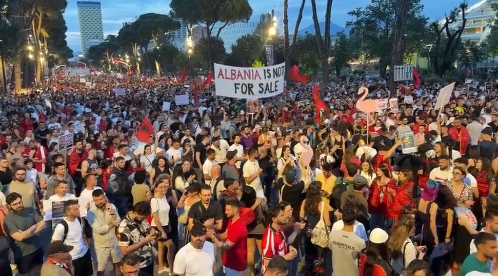 Protestuesit  Kryeministri ka thirrur antimiting në 17 30  ka shantazhuar administratën me bukën e gojës  Ata vijnë nesër  por me kokën ulur  zemrën e kanë këtu