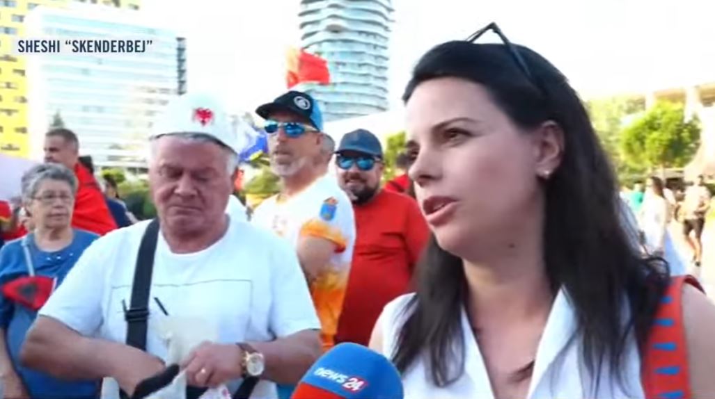 pe-dha-mesazh-te-rendesishem-aktivistja-qellimi-i-protestave-tona-shume-i-forte-ligji-per-zonat-e-mbrojtura-coi-ne-konflikt-mjedisor-dhe-social