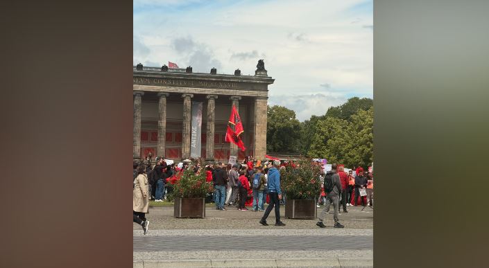 FOTO VIDEO   Rama ik  ju erdhi fundi   Emigrantët shqiptarë mbushin rrugët në Berlin  kërkojnë largimin e kryeministrit