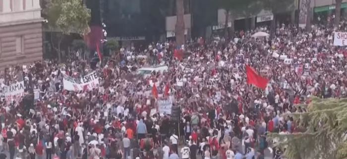  Poshtë patronazhistët  s i duam militantët   Sheshi tejmbushet në ditën e nëntë  Opozitë e shitur  opozita jemi ne  Rama dorëhiqu  Atdheu është i yni  të bëhemi 1 milionë në shesh
