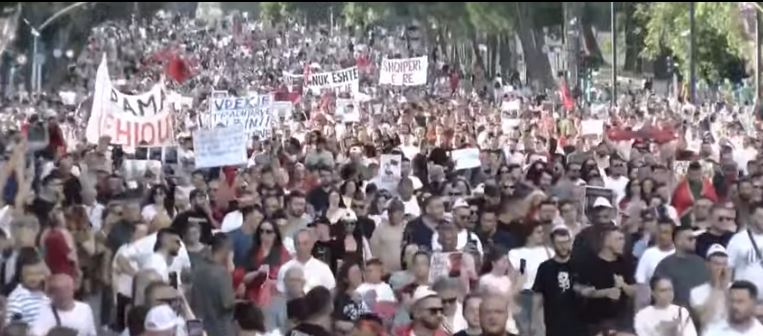 VIDEO   Rama në burg  Berisha në burg    Dita e 9 të e protestës  mijëra qytetarë mblidhen në Tiranë  Revolucion dhe dorëheqje  ju erdhi fundi 