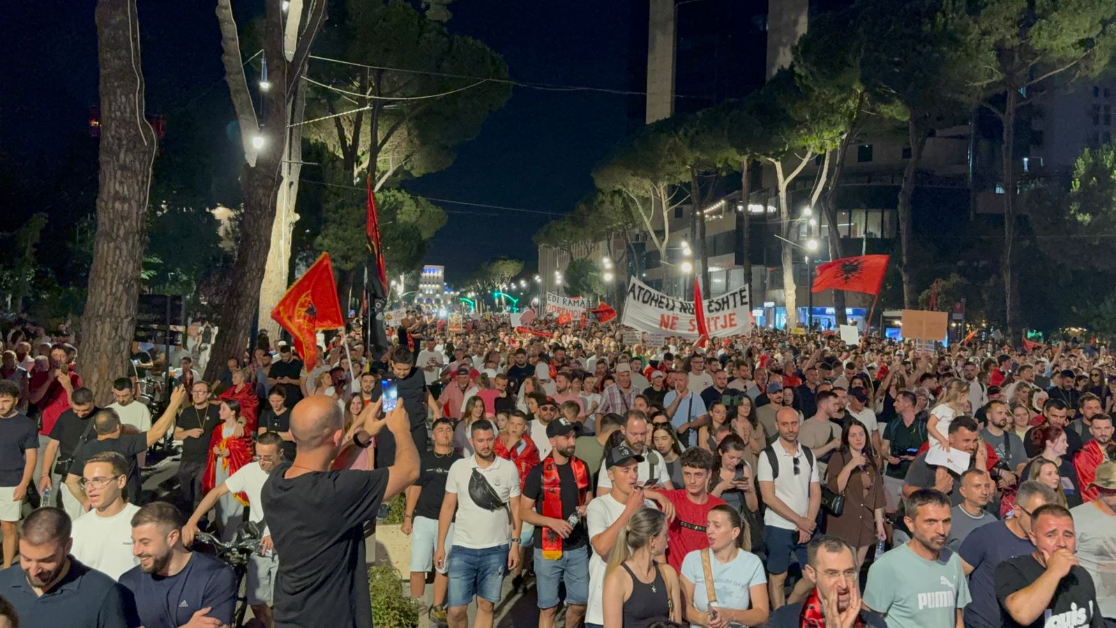 Mbyllet protesta e 20 të  qytetarët të vendosur  Rama jepe dorëheqjen  Marshim masiv në rrugët e Tiranës  të rinjtë i japin fund te sheshi  Skënderbej 