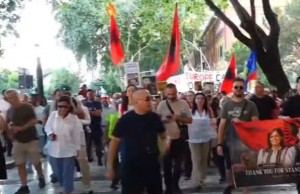 protesta drejt parlamentit