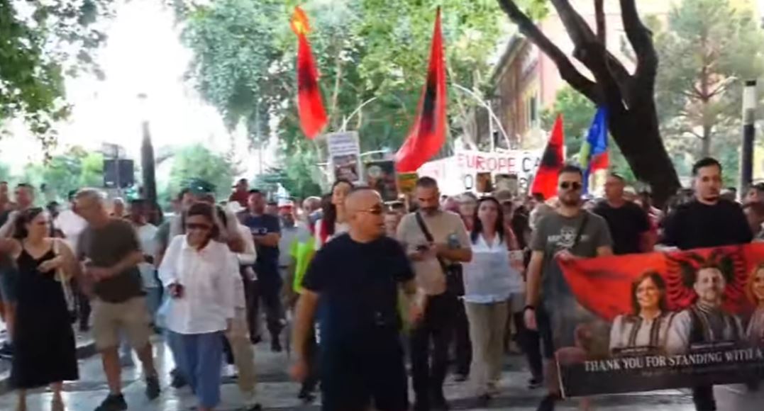 protesta drejt parlamentit