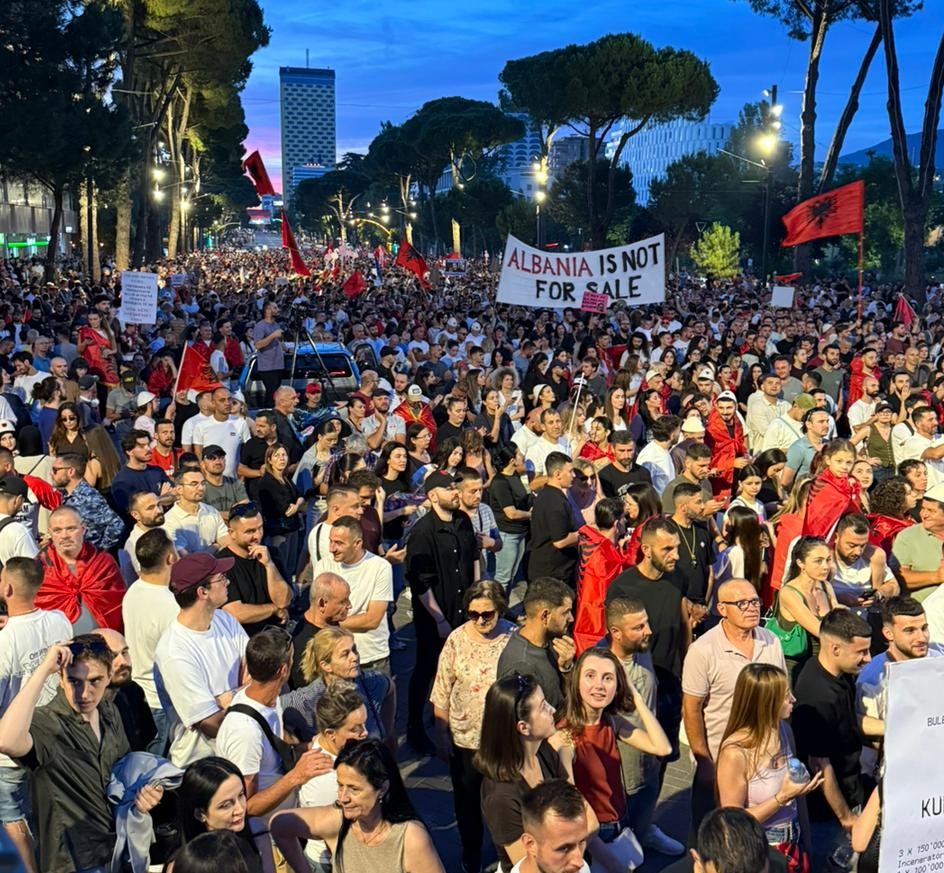  Nuk kemi kryeministër  por diktator    I riu shpërthen ndaj Ramës në protestë  Fashisti dhe hajvani i vetëm je ti 