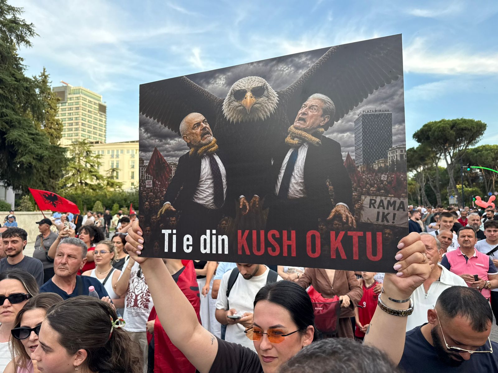protesta edi rama pankarta (1)