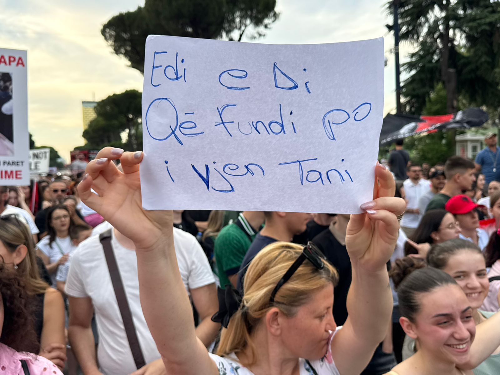 protesta edi rama pankarta (6)