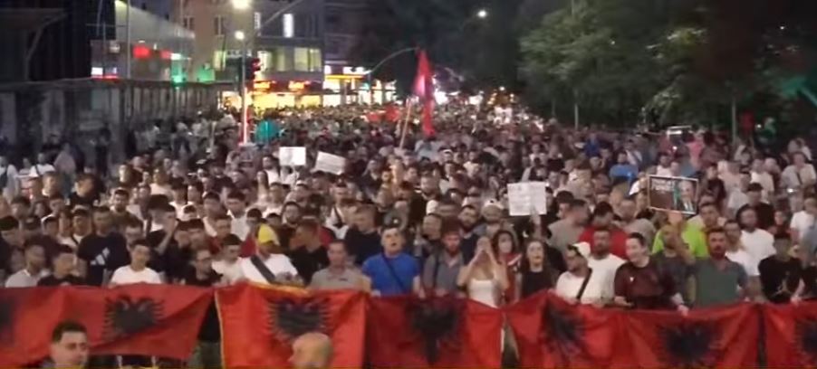  Policia është me ne   Mijëra qytetarë në marshim  mesazhe dhe për blutë  Ejani mblidhuni këtu  Shqipëria e shqiptarëve  ju erdhi fundi
