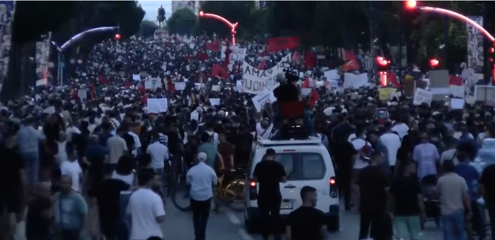 VIDEO  Qytetarët nisin marshimin paqësor nëpër Tiranë  thirrje të rinjve  Bashkohuni me ne  Edi Rama  o tradhtar  jep dorëheqjen sa më parë 